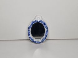 Dockskåpsspegel, miniatyr i porslin