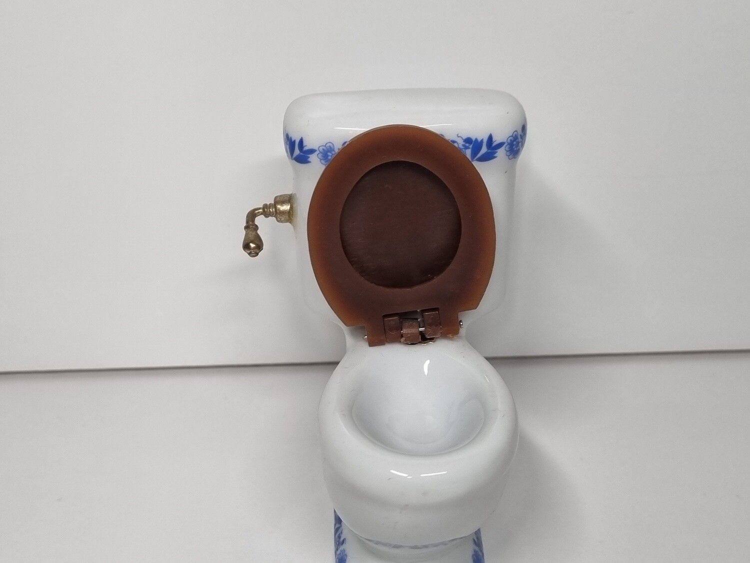 Toalett, miniatyr i porslin
