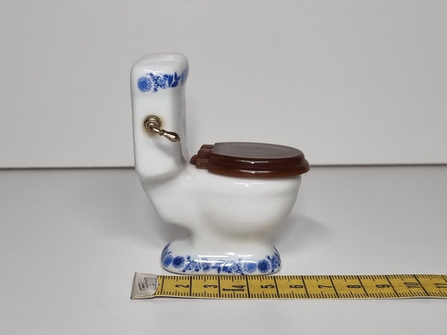 Toalett, miniatyr i porslin