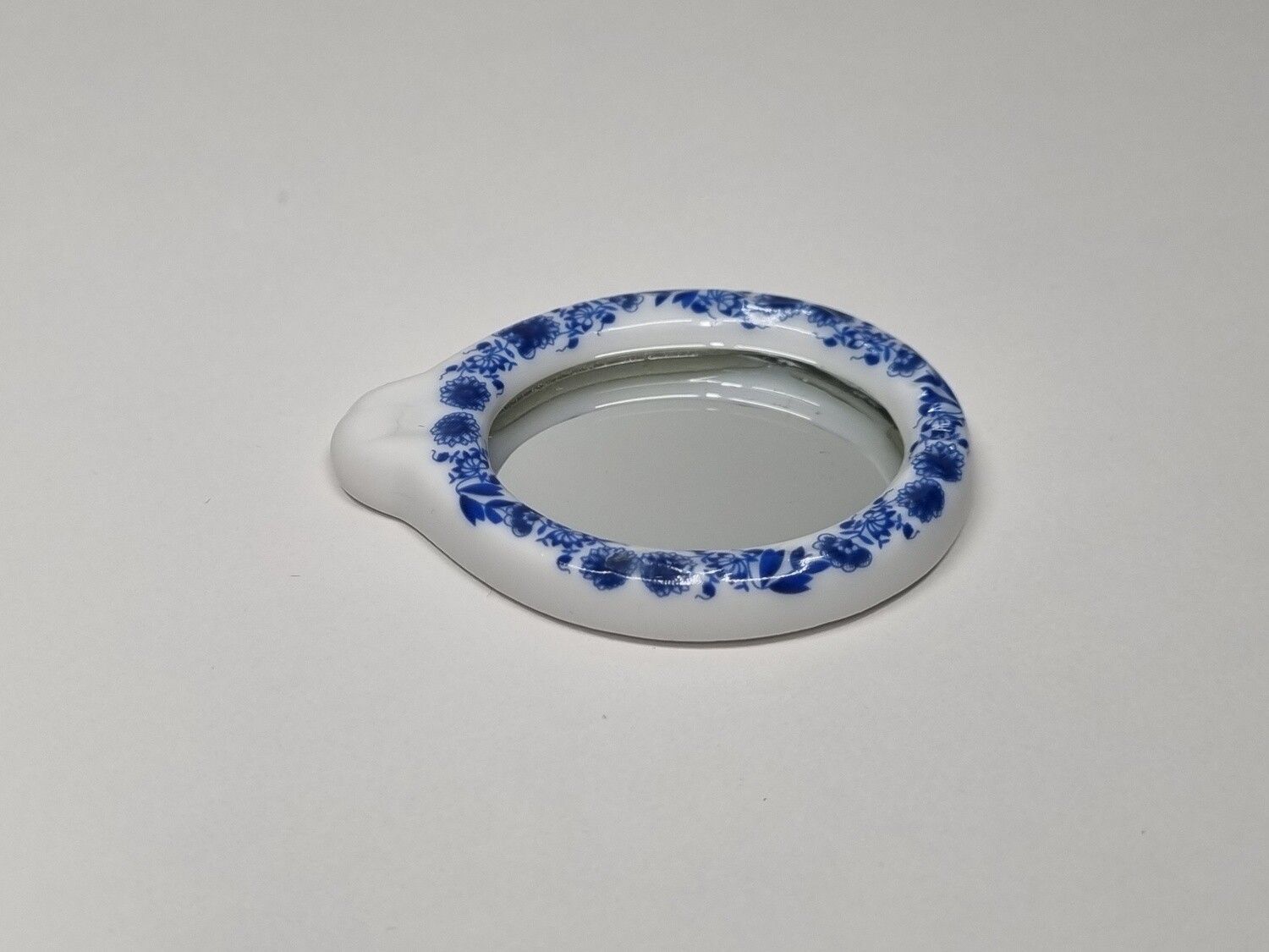 Dockskåpsspegel, miniatyr i porslin