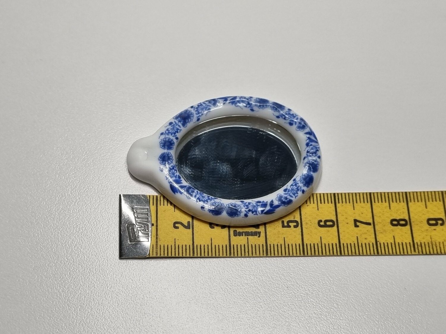 Dockskåpsspegel, miniatyr i porslin