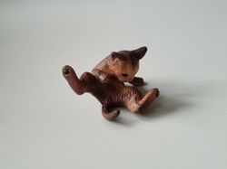Brun katt med särade ben / miniatyr
