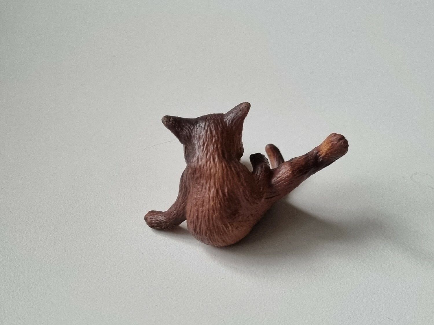 Brun katt med särade ben / miniatyr