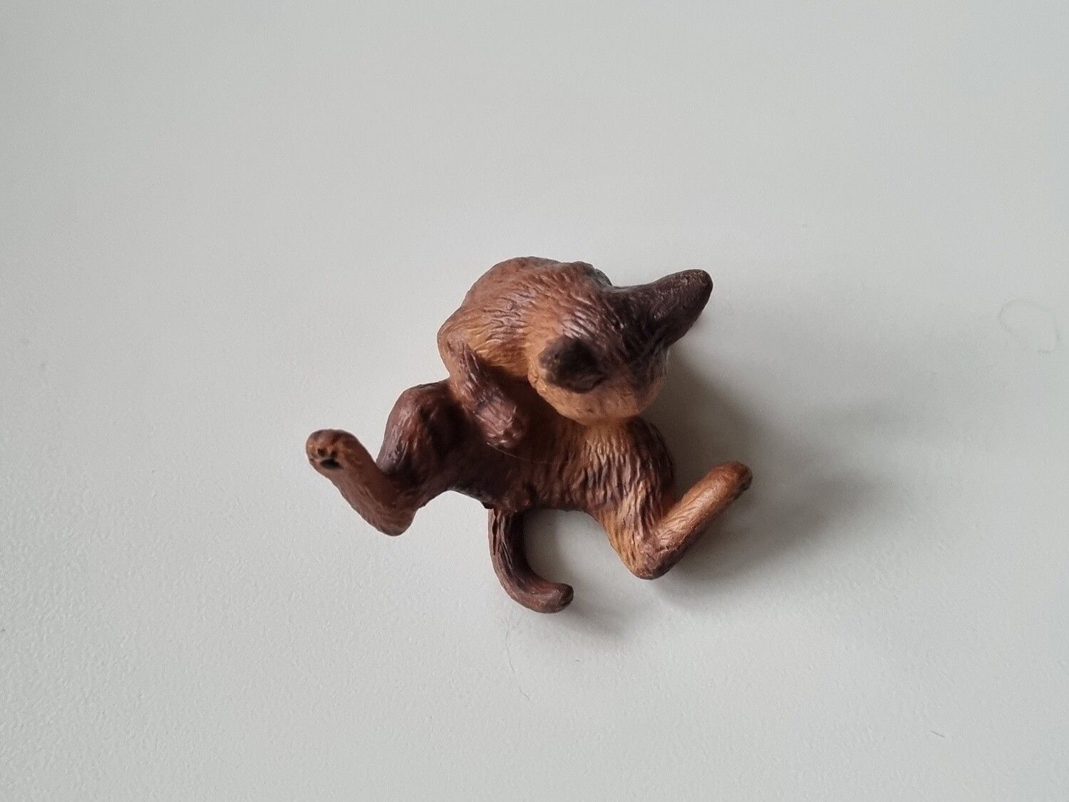 Brun katt med särade ben / miniatyr