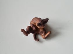 Brun katt med särade ben / miniatyr