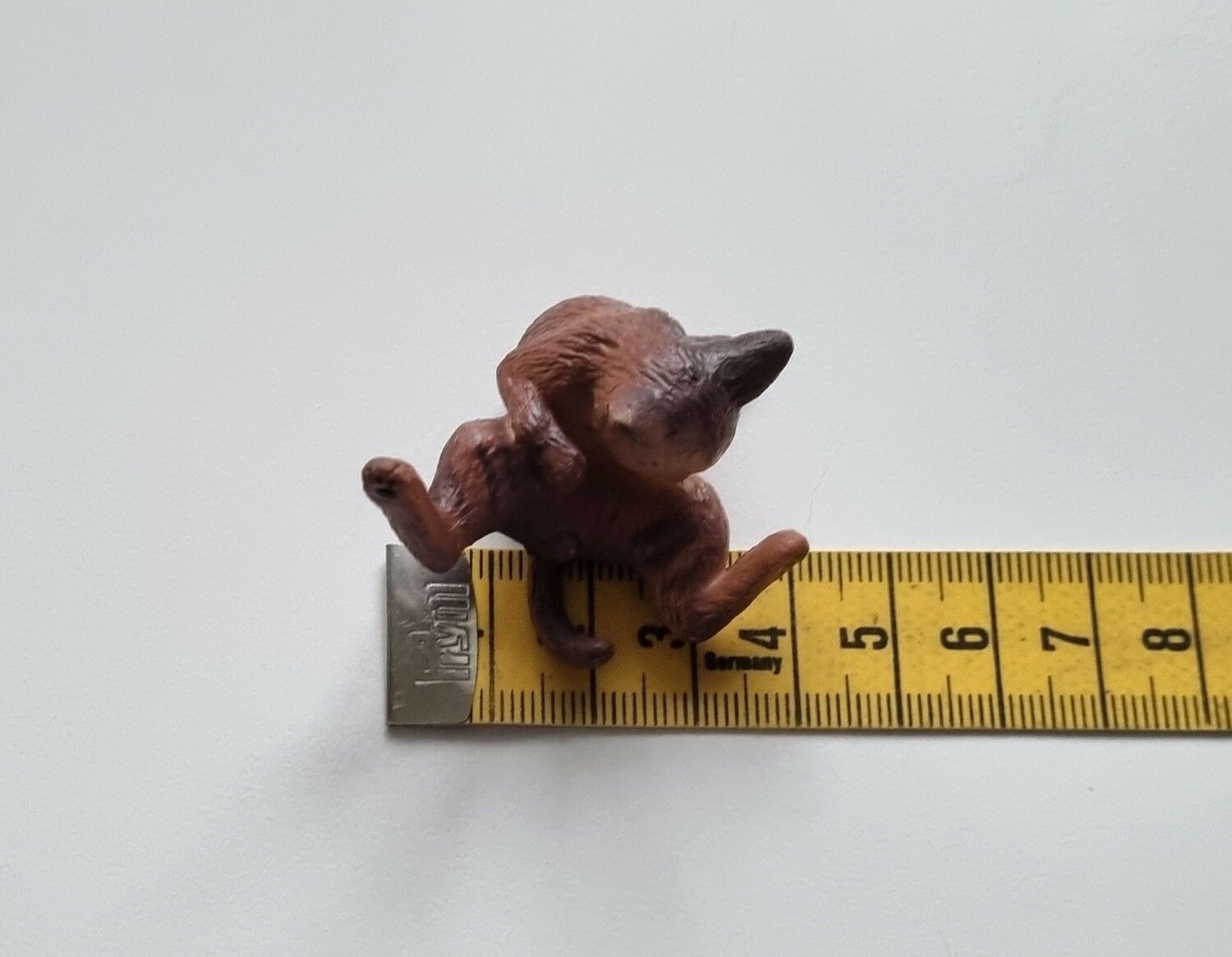 Brun katt med särade ben / miniatyr