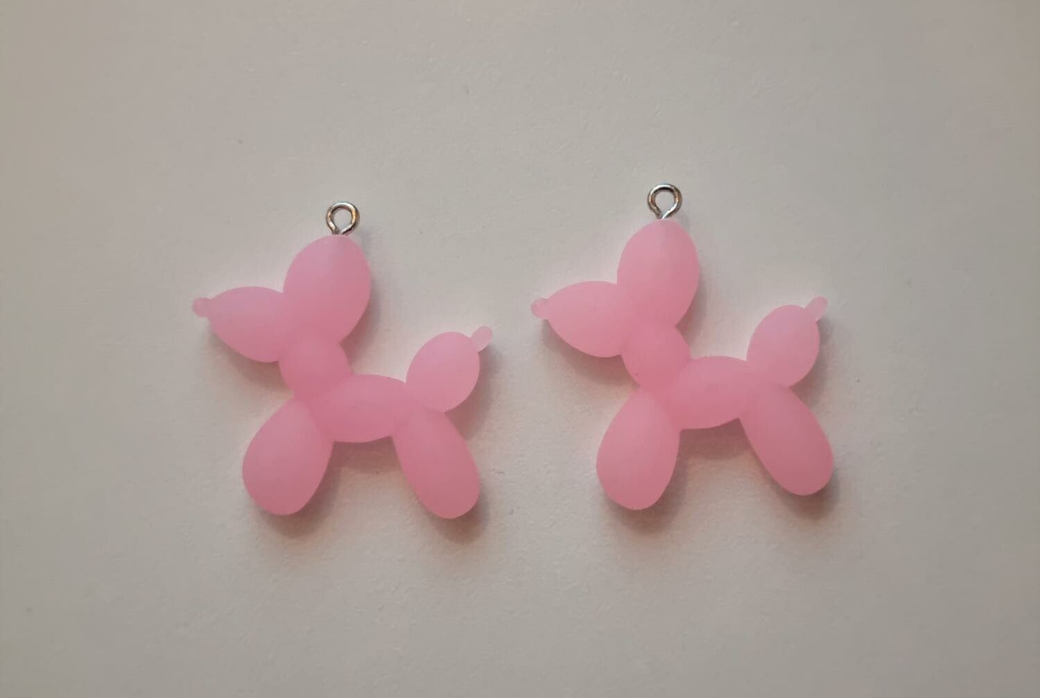 2 st rosa ballonghundar, hundar - Miniatyrer berlocker charms