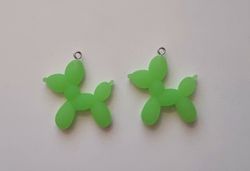 2 st gröna ballonghundar, hundar - Miniatyrer berlocker charms