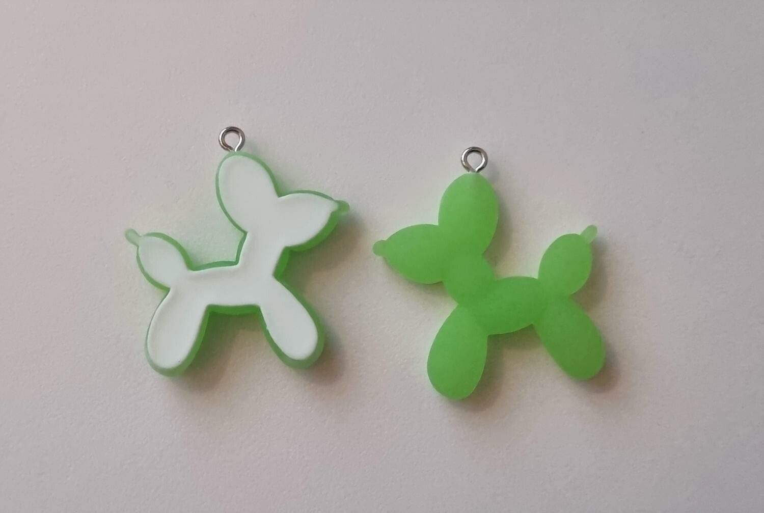 2 st gröna ballonghundar, hundar - Miniatyrer berlocker charms