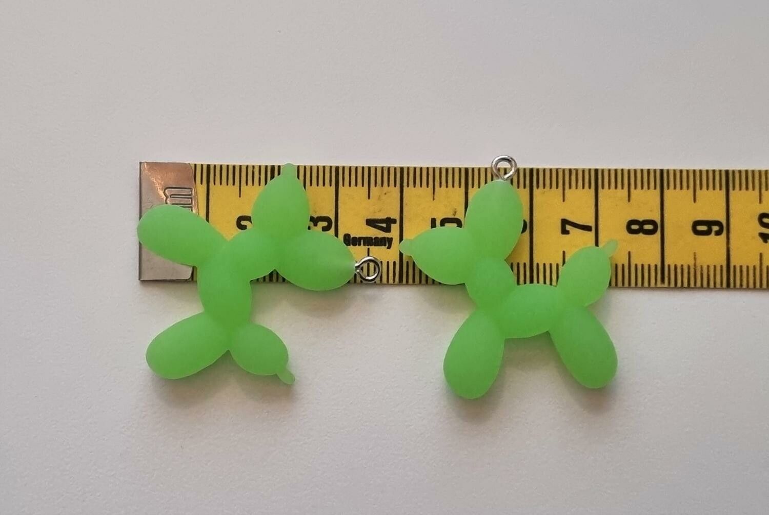2 st gröna ballonghundar, hundar - Miniatyrer berlocker charms