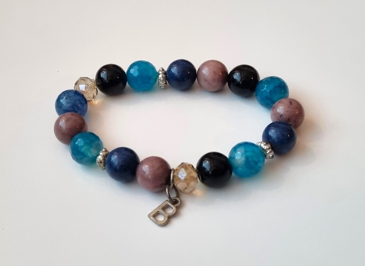 Armband med vackra stenar / pärlor