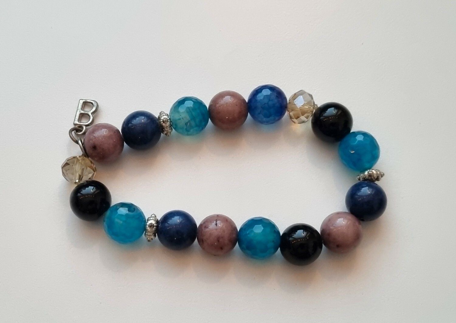 Armband med vackra stenar / pärlor