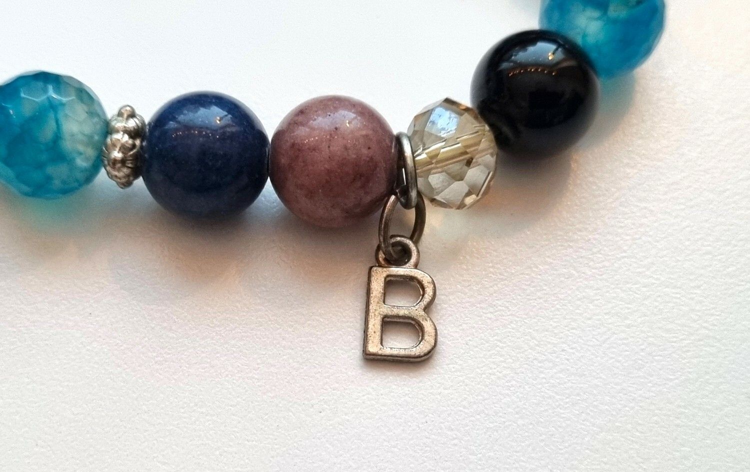 Armband med vackra stenar / pärlor