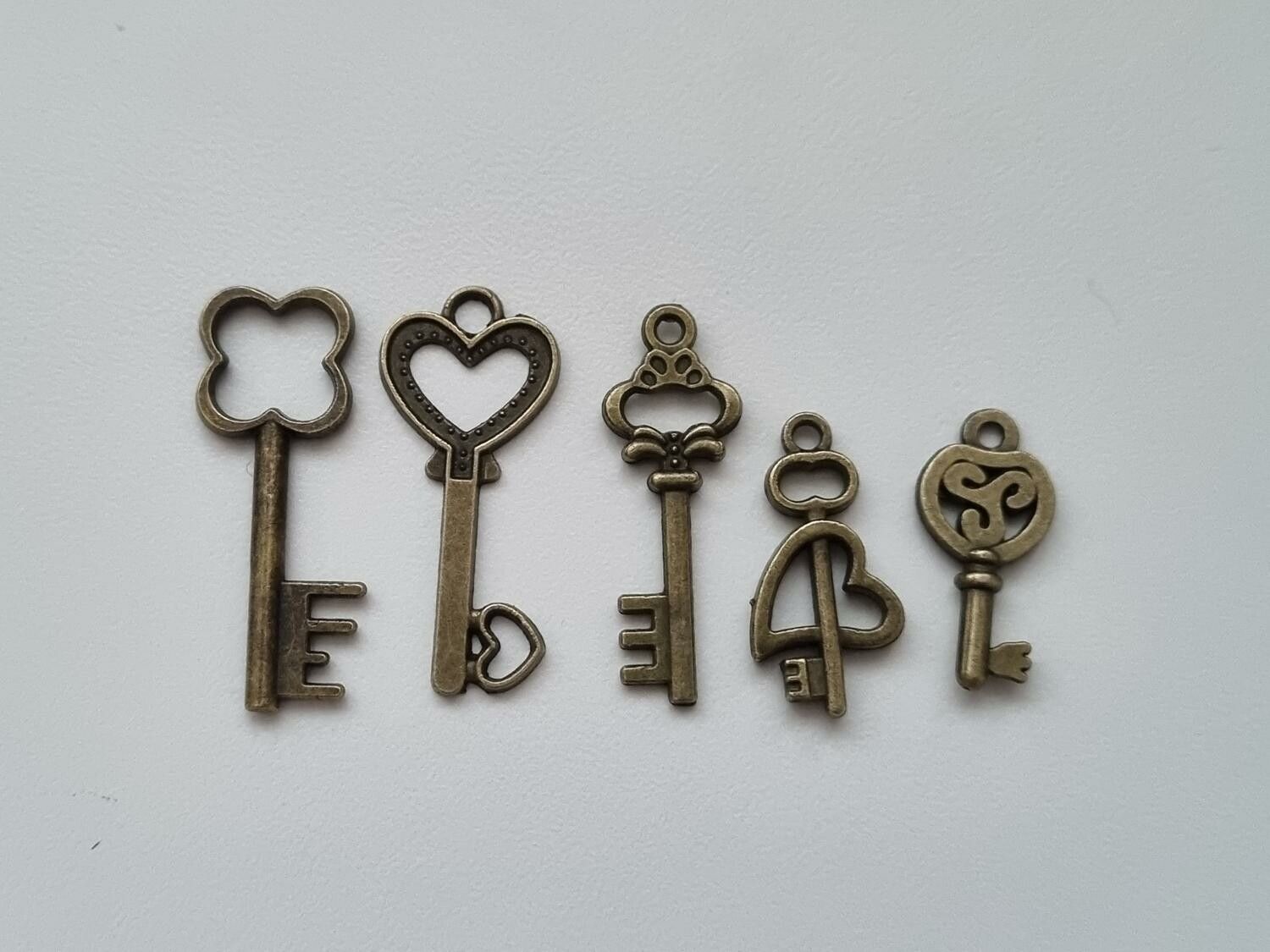 5 st nycklar, retro nycklar, antikliknande nycklar berlocker