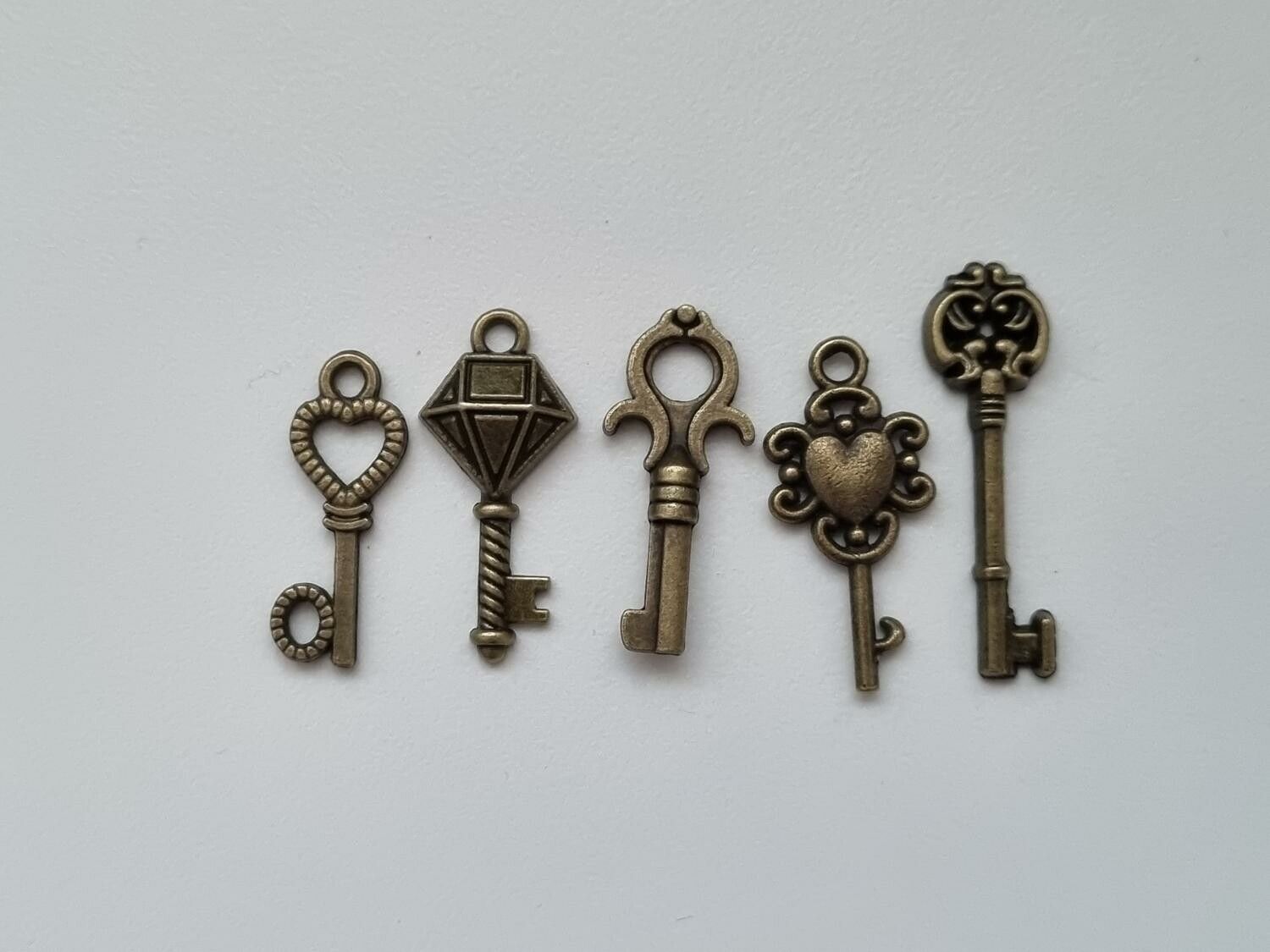 5 st nycklar, retro nycklar, antikliknande nycklar berlocker