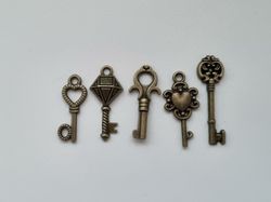5 st nycklar, retro nycklar, antikliknande nycklar berlocker