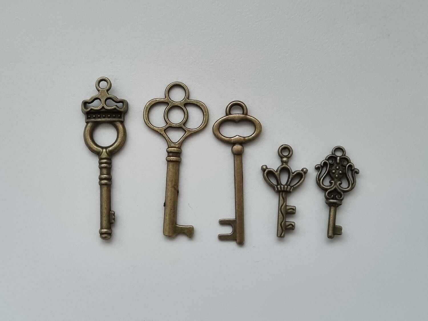 5 st nycklar, retro nycklar, antikliknande nycklar berlocker