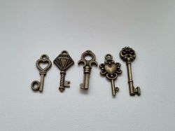 5 st nycklar, retro nycklar, antikliknande nycklar berlocker