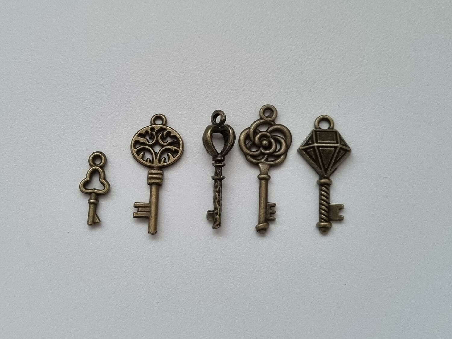 5 st nycklar, retro nycklar, antikliknande nycklar berlocker