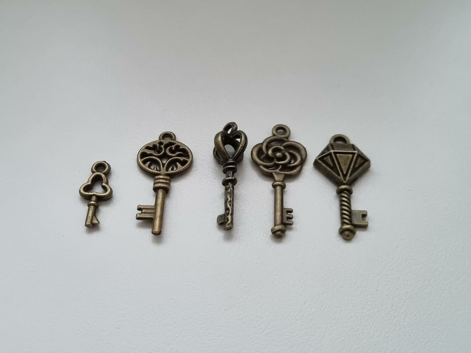 5 st nycklar, retro nycklar, antikliknande nycklar berlocker