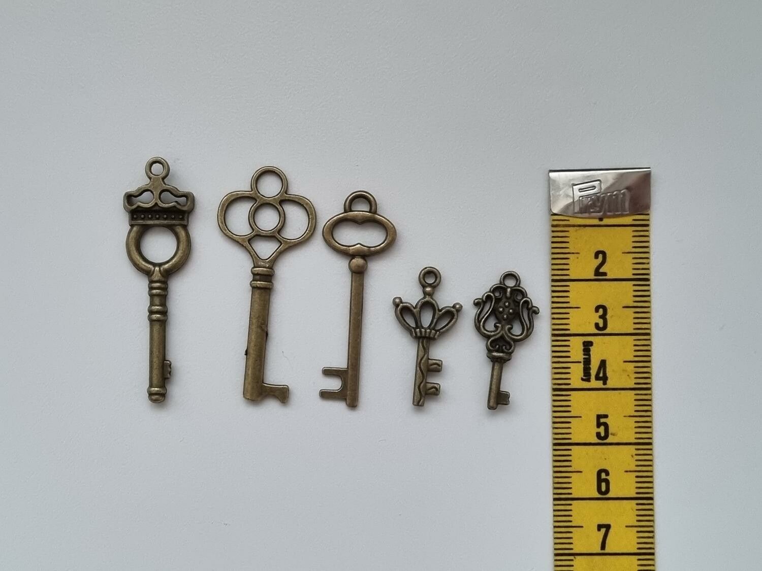 5 st nycklar, retro nycklar, antikliknande nycklar berlocker