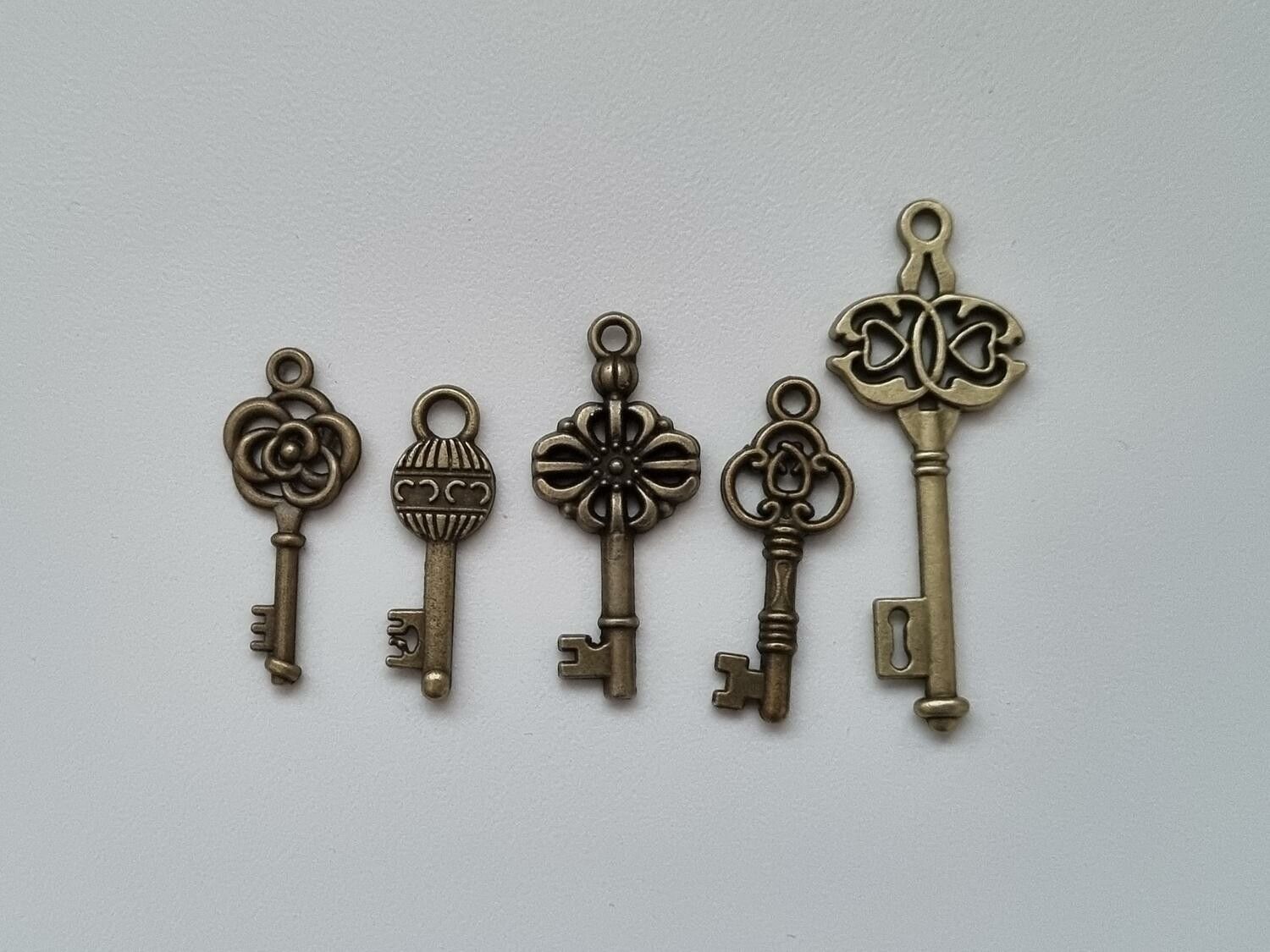 5 st nycklar, retro nycklar, antikliknande nycklar berlocker