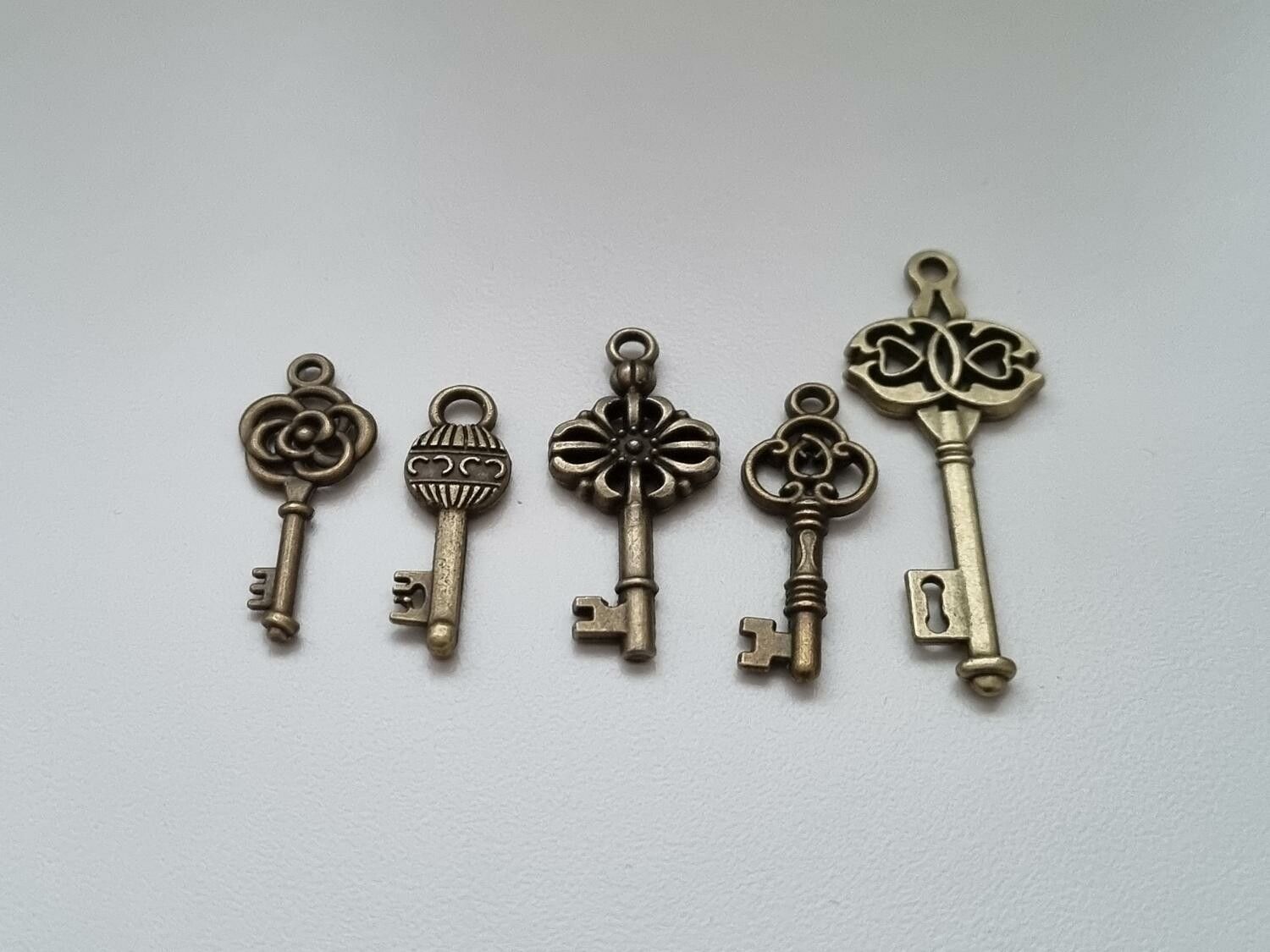 5 st nycklar, retro nycklar, antikliknande nycklar berlocker