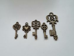 5 st nycklar, retro nycklar, antikliknande nycklar berlocker