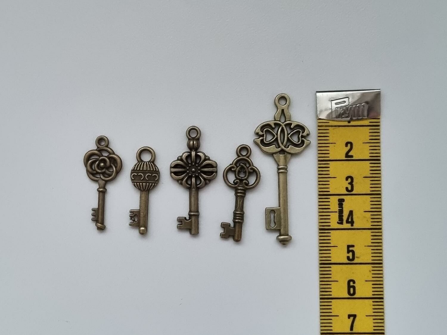 5 st nycklar, retro nycklar, antikliknande nycklar berlocker