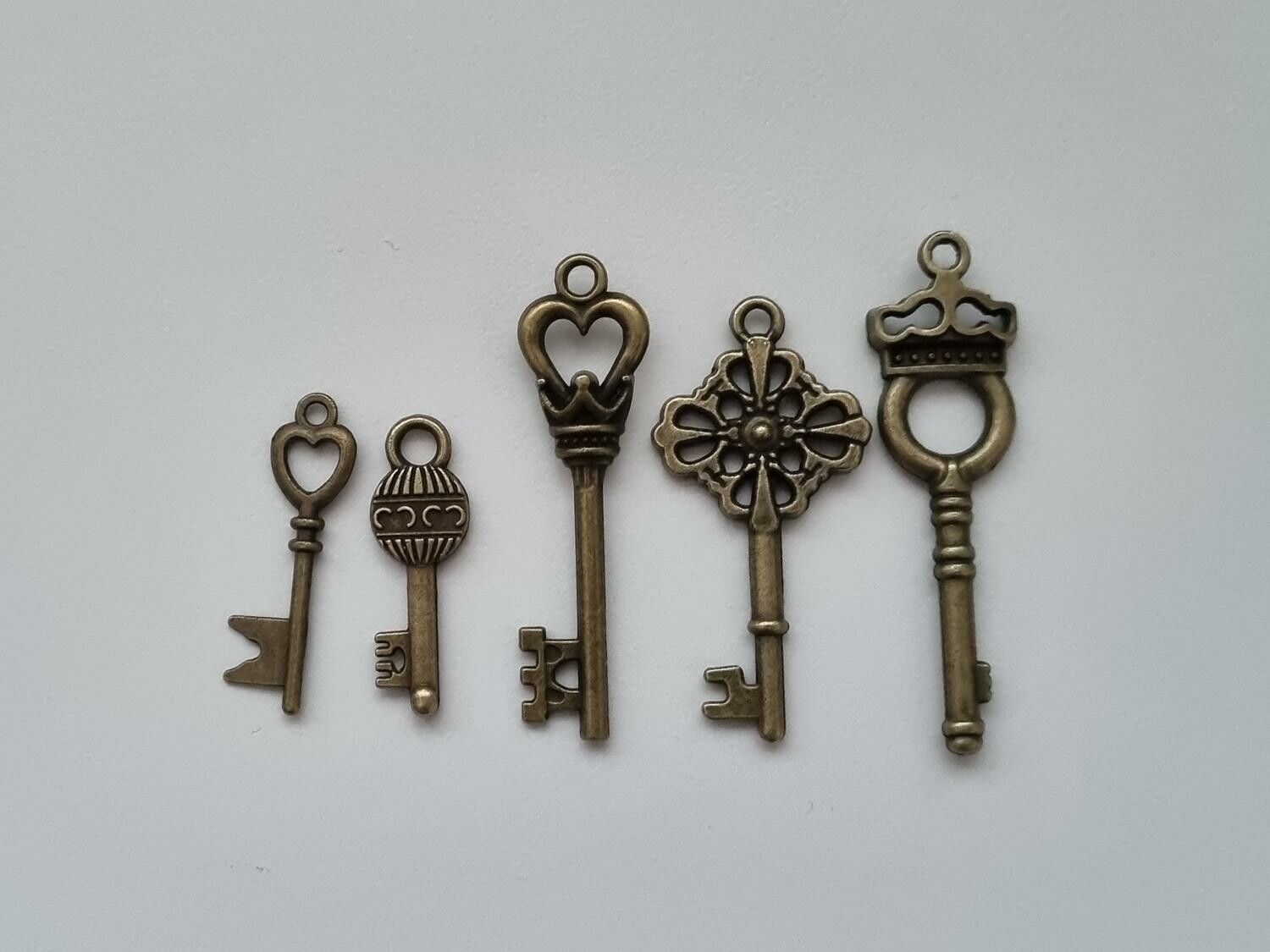 5 st nycklar, retro nycklar, antikliknande nycklar berlocker