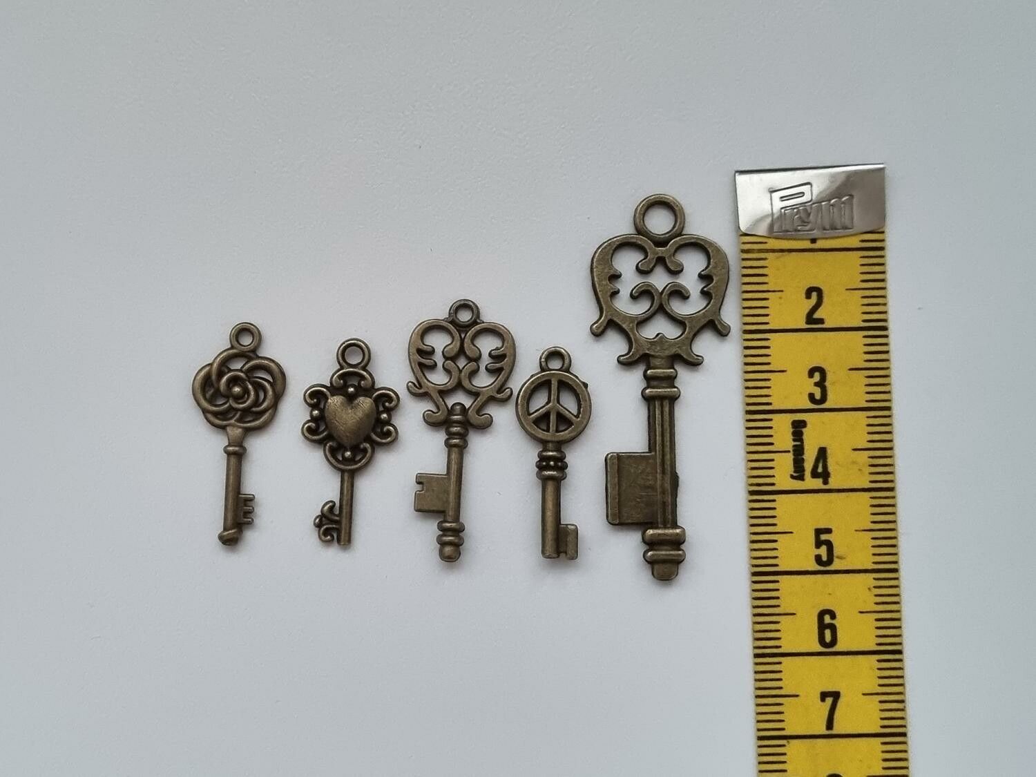 5 st nycklar, retro nycklar, antikliknande nycklar berlocker