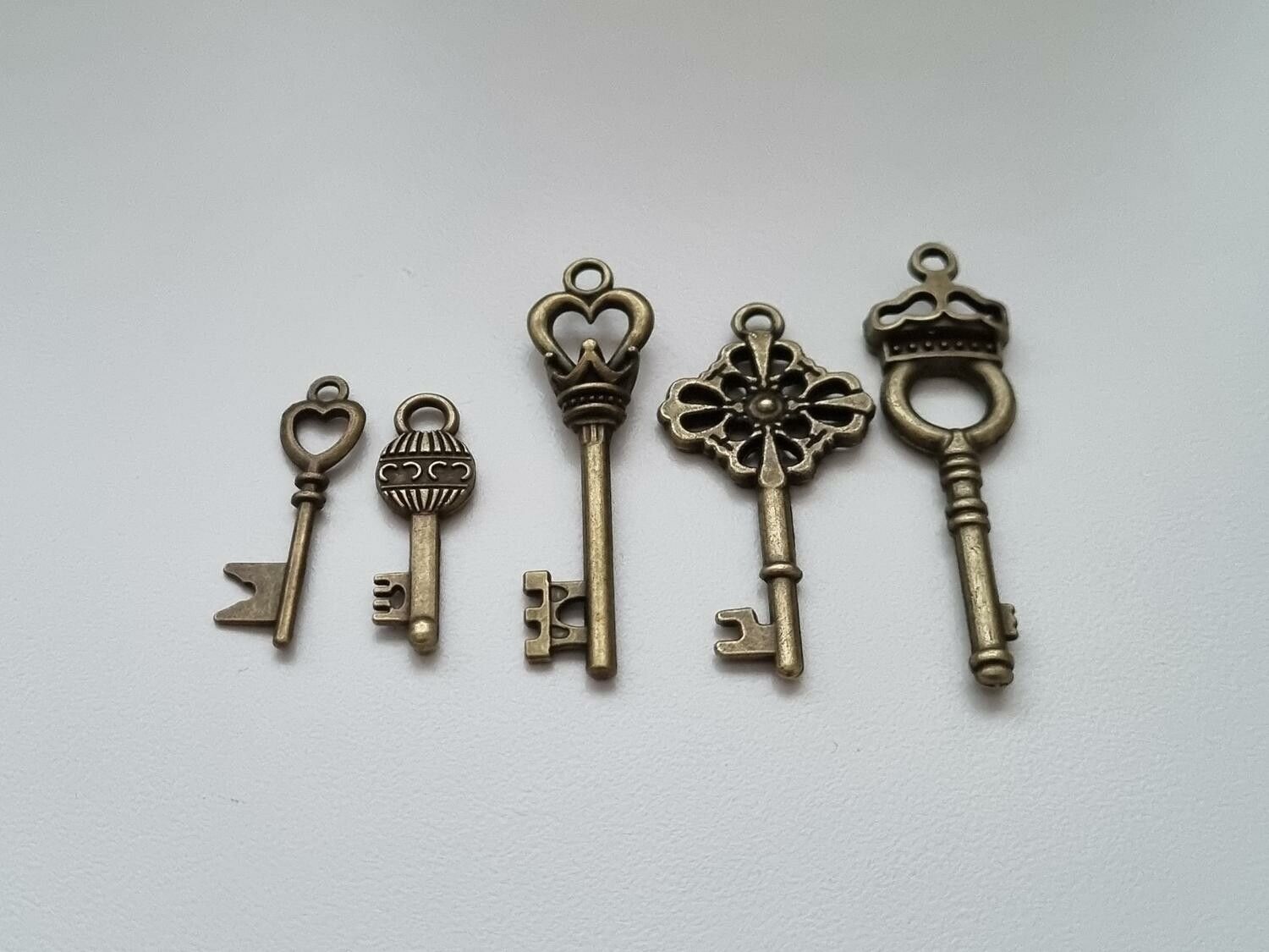 5 st nycklar, retro nycklar, antikliknande nycklar berlocker