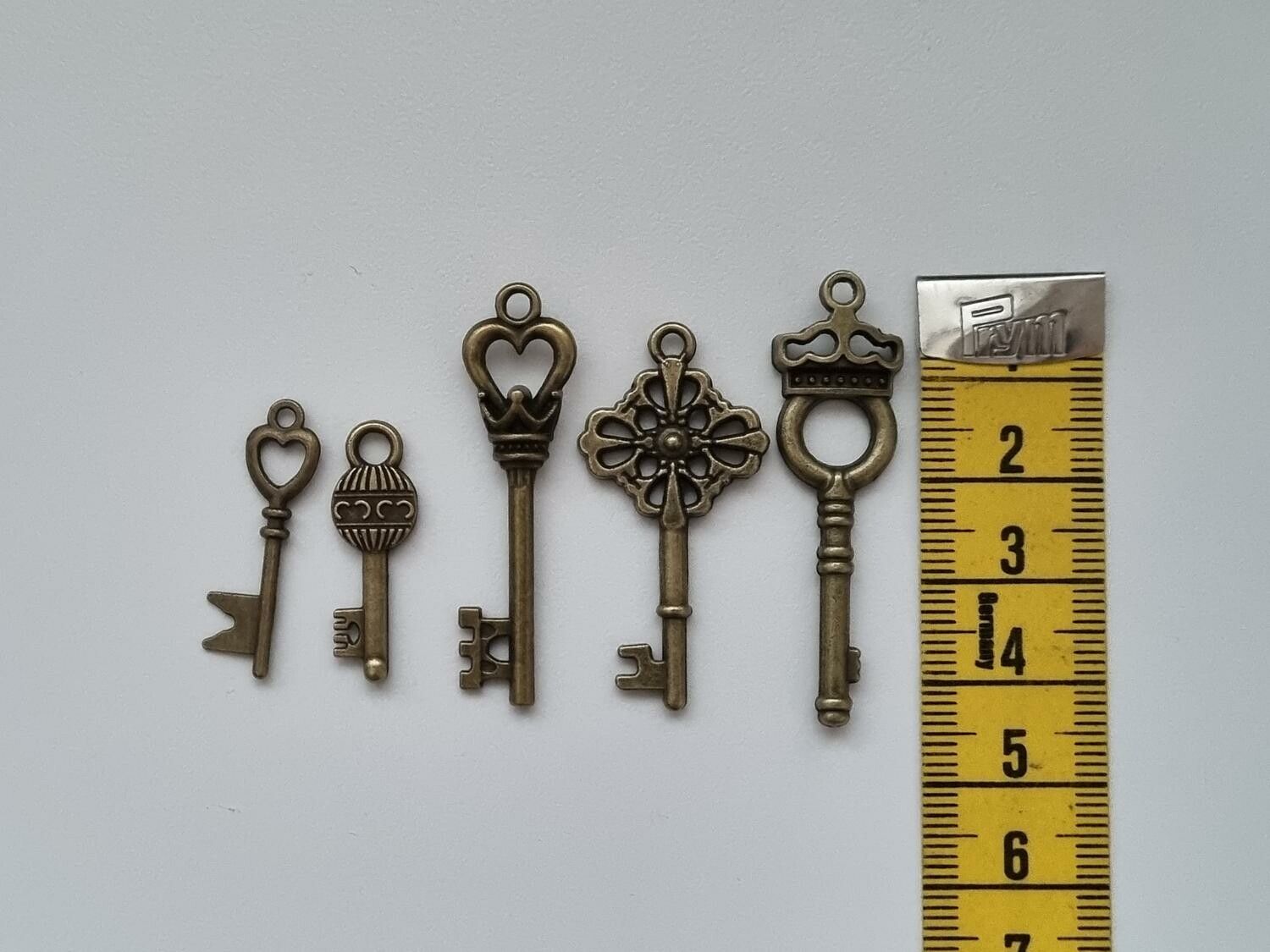 5 st nycklar, retro nycklar, antikliknande nycklar berlocker