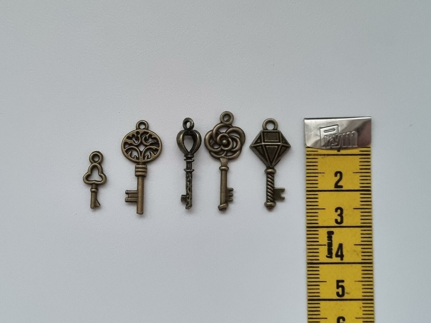 5 st nycklar, retro nycklar, antikliknande nycklar berlocker