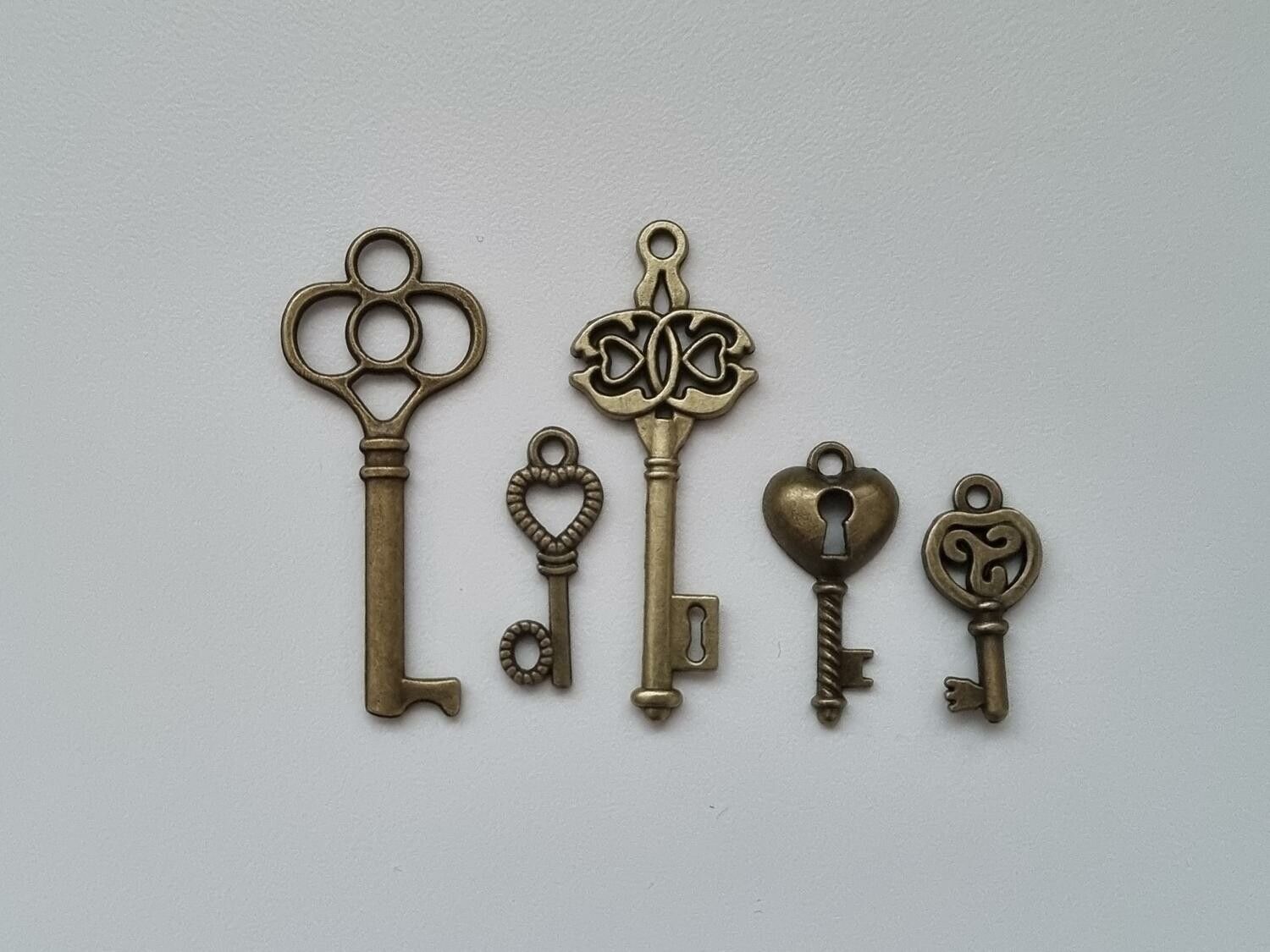 5 st nycklar, retro nycklar, antikliknande nycklar berlocker