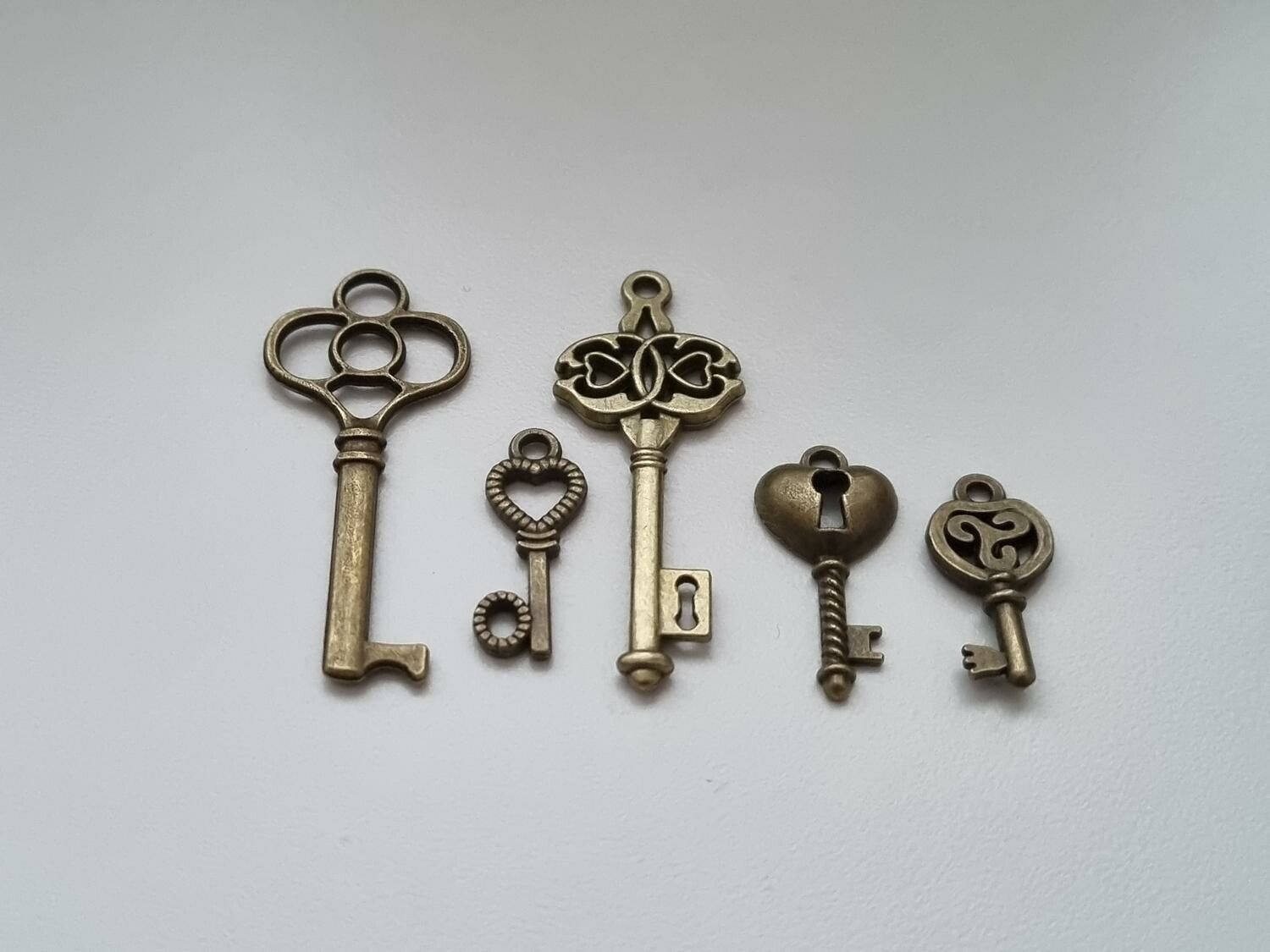 5 st nycklar, retro nycklar, antikliknande nycklar berlocker
