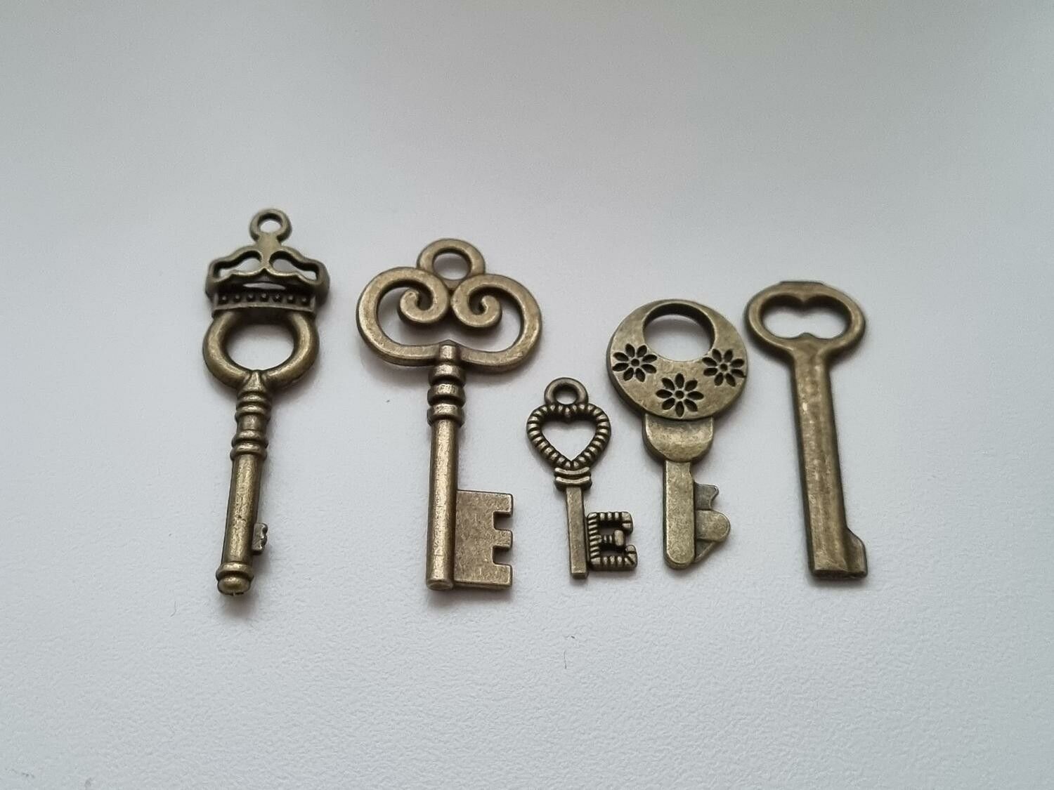 5 st nycklar, retro nycklar, antikliknande nycklar berlocker