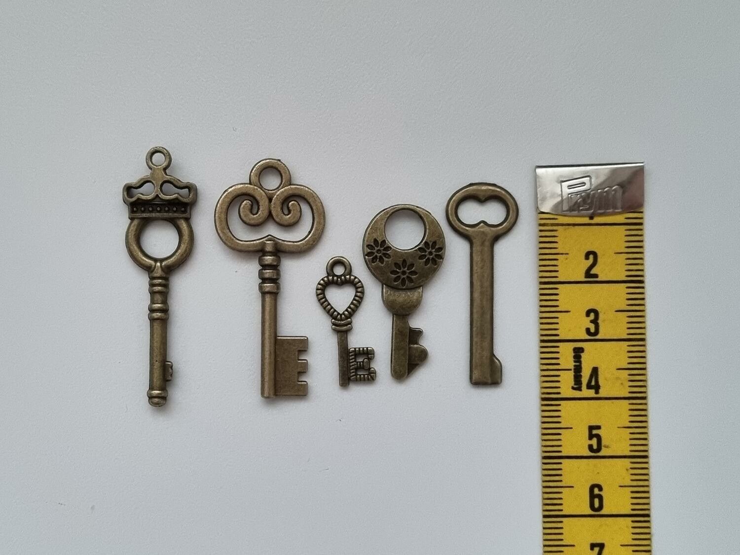 5 st nycklar, retro nycklar, antikliknande nycklar berlocker