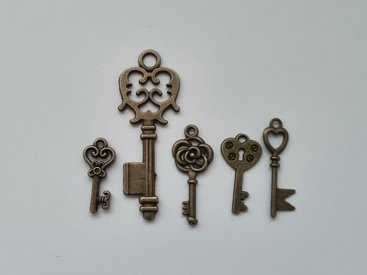 5 st nycklar, retro nycklar, antikliknande nycklar berlocker