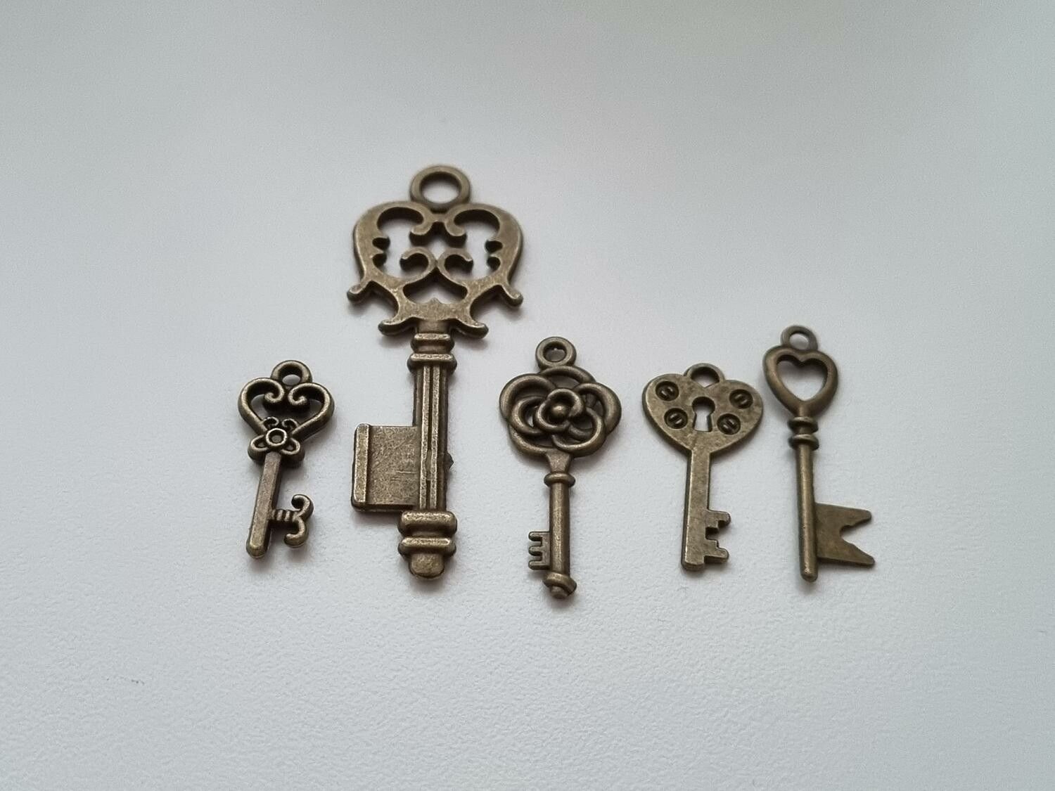5 st nycklar, retro nycklar, antikliknande nycklar berlocker