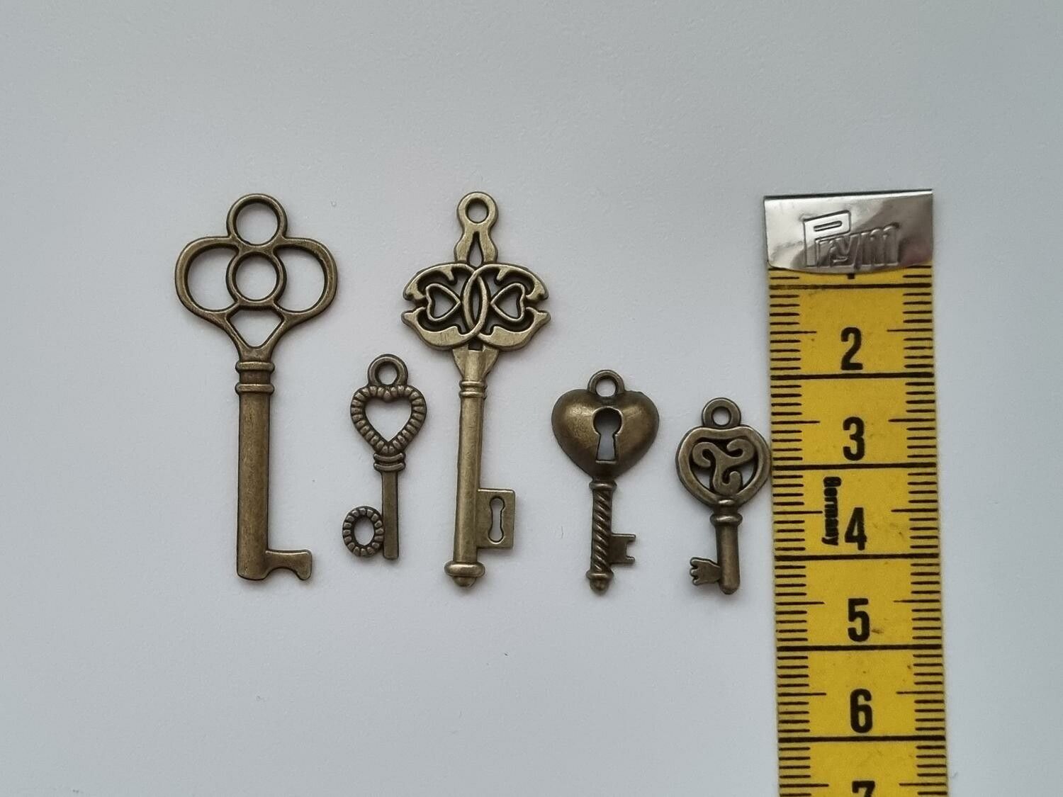 5 st nycklar, retro nycklar, antikliknande nycklar berlocker