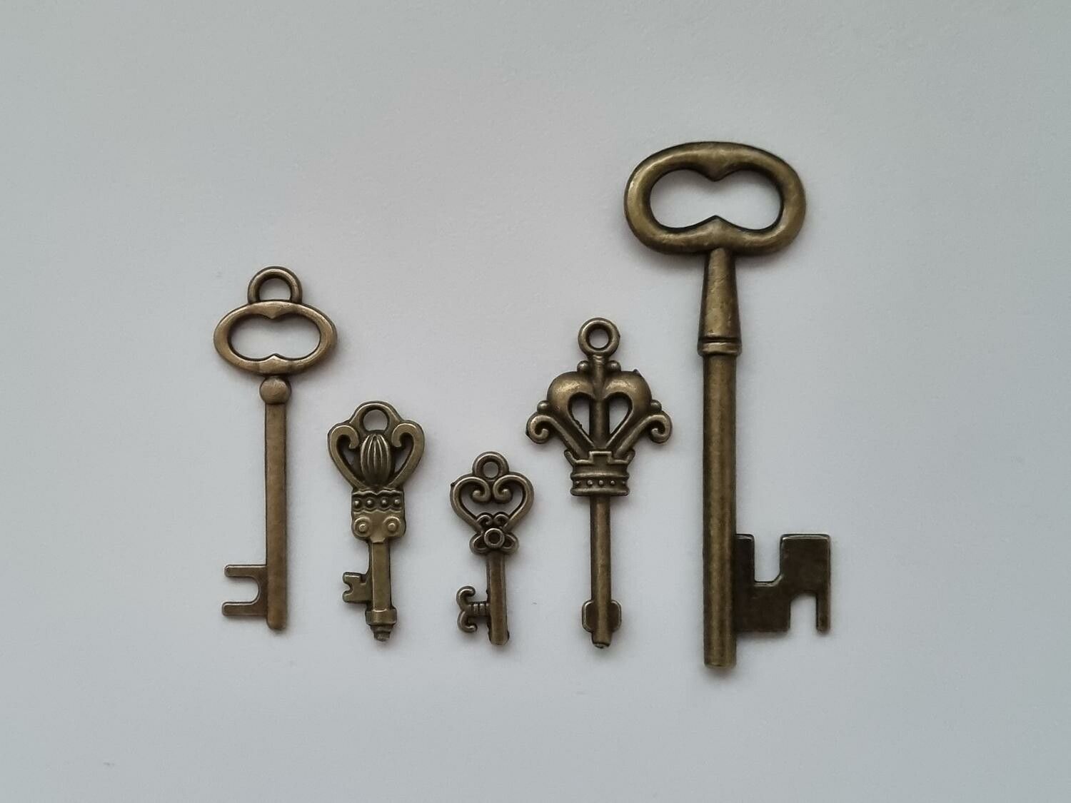5 st nycklar, retro nycklar, antikliknande nycklar berlocker