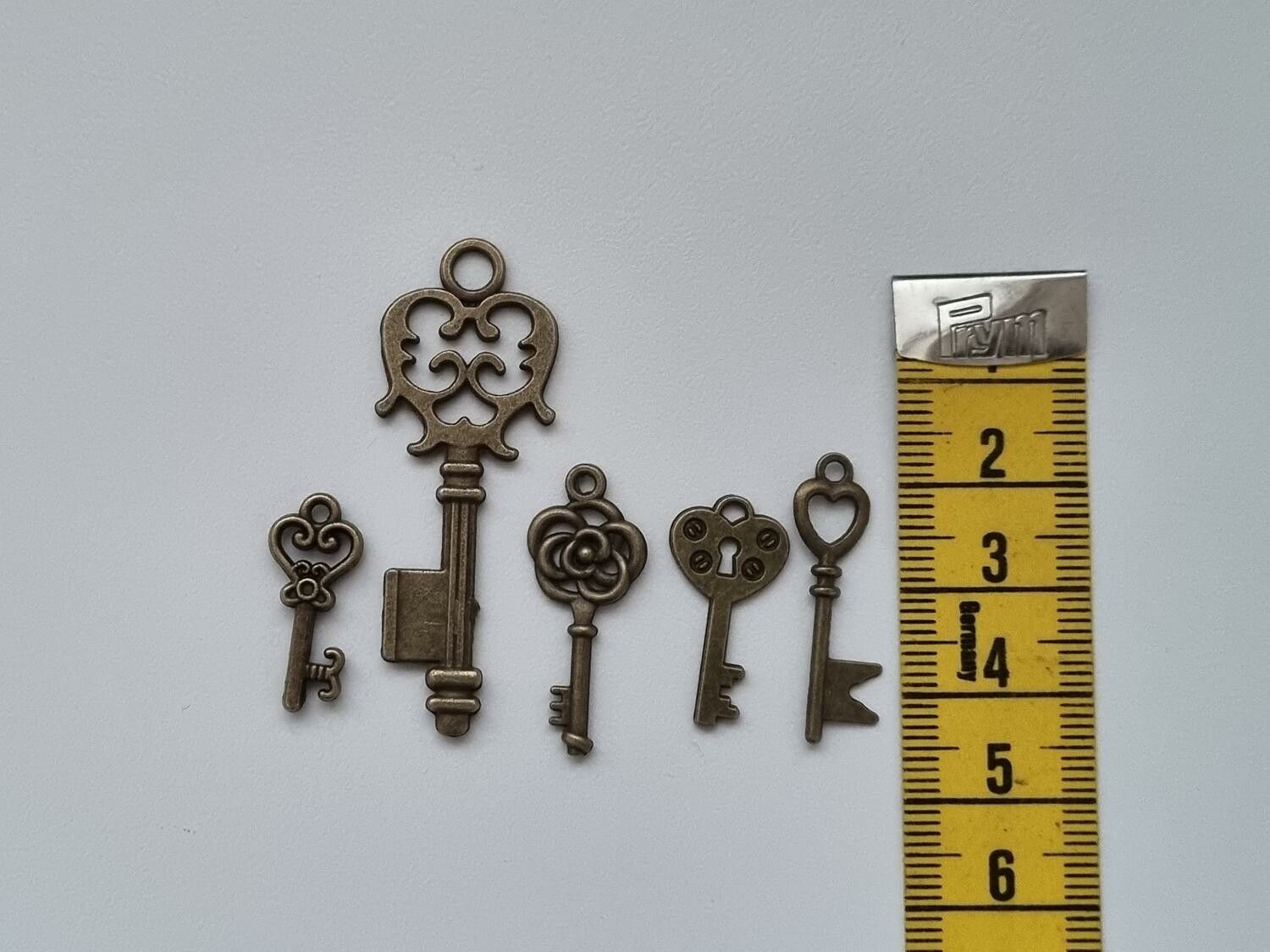 5 st nycklar, retro nycklar, antikliknande nycklar berlocker