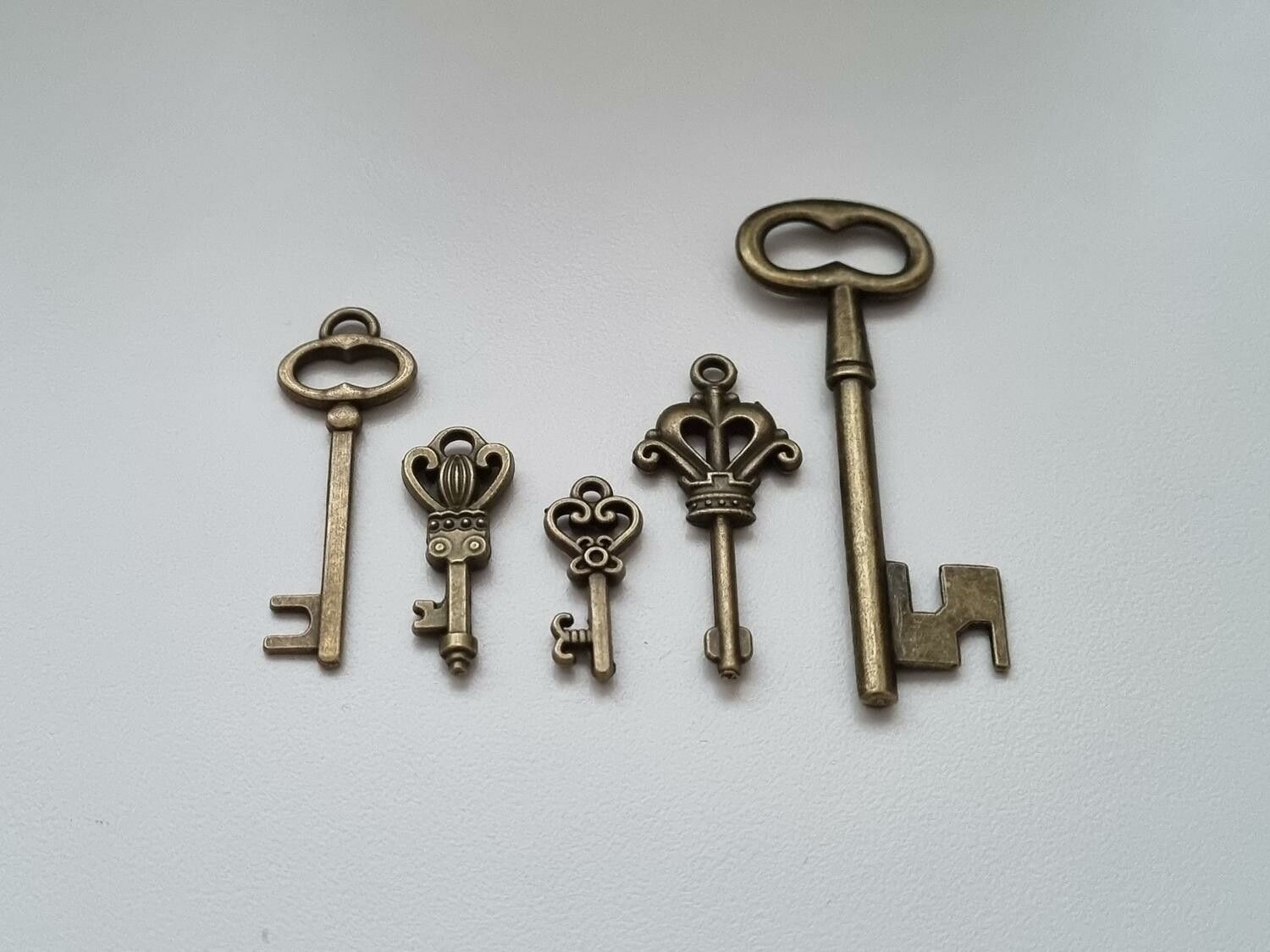 5 st nycklar, retro nycklar, antikliknande nycklar berlocker
