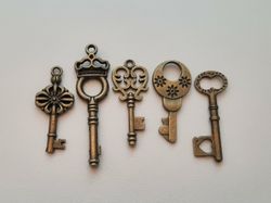 5 st nycklar, retro nycklar, antikliknande nycklar berlocker