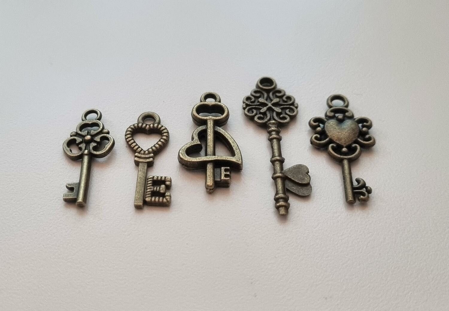 5 st nycklar, retro nycklar, antikliknande nycklar berlocker