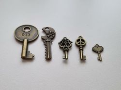 5 st nycklar, retro nycklar, antikliknande nycklar berlocker