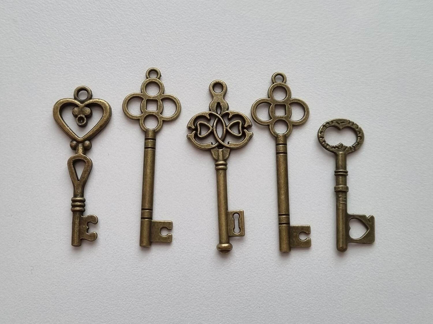 5 st nycklar, retro nycklar, antikliknande nycklar berlocker