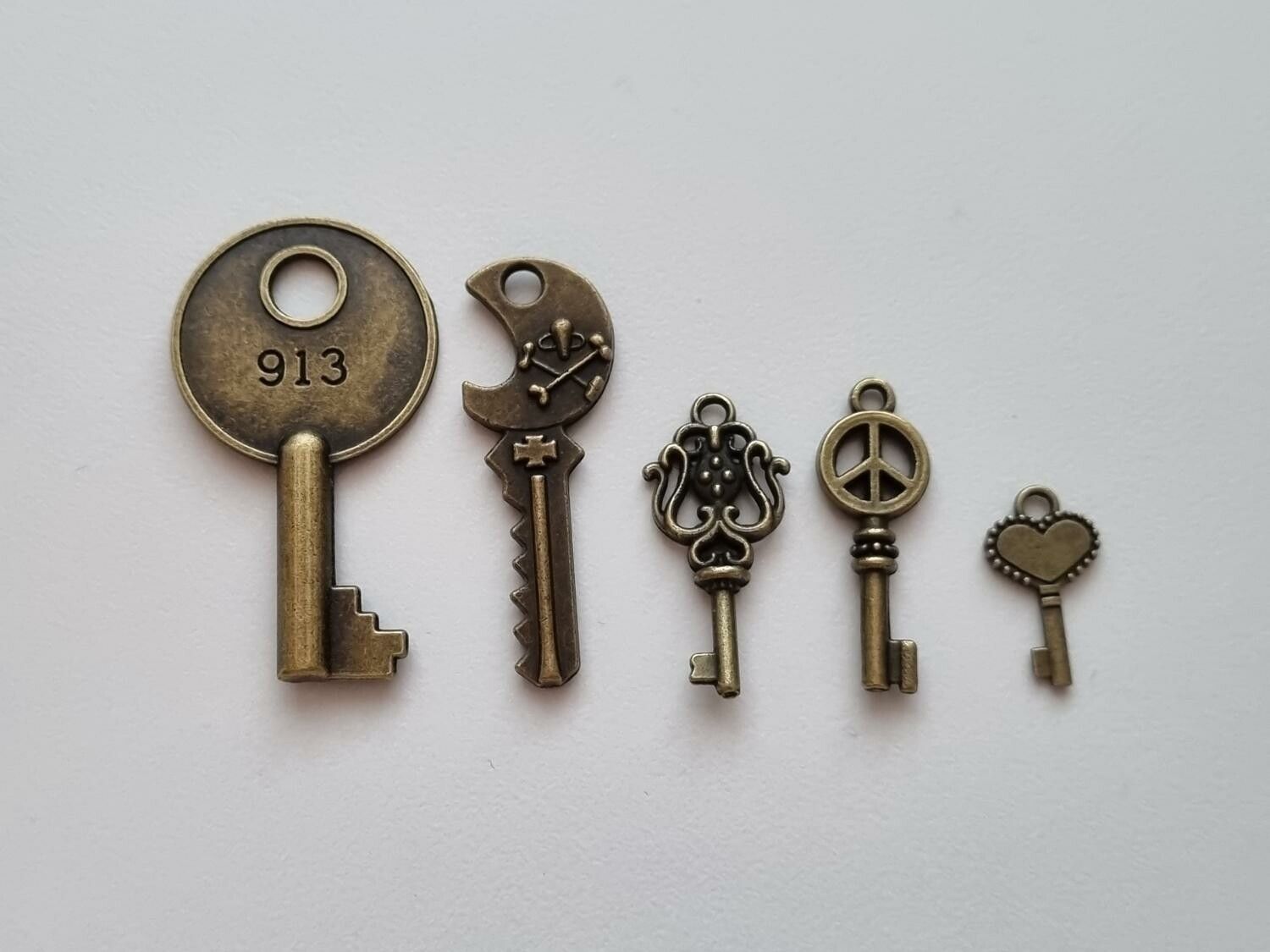 5 st nycklar, retro nycklar, antikliknande nycklar berlocker