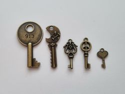 5 st nycklar, retro nycklar, antikliknande nycklar berlocker